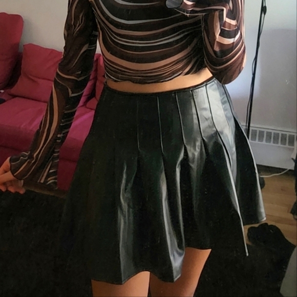 Leather pleated mini skirt - Picture 2 of 4
